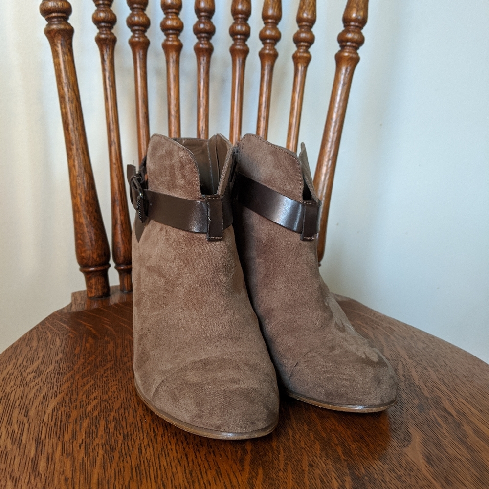 CARLOS brown suede Booties heeled